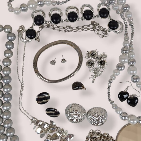 004 - Vintage To Now Jewelry Lot - Silver Dreams - Picture 3 of 5